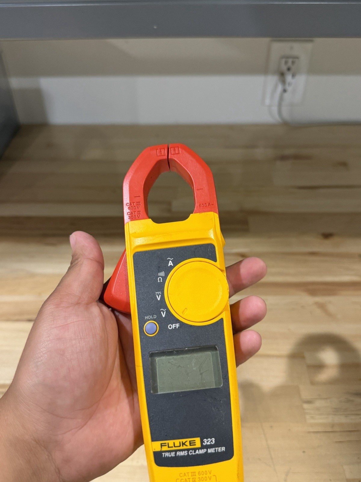 FLUKE 323 TRUE RMS CLAMP METER (PARTS ONLY) FOR PARTS – SHIPS FAST