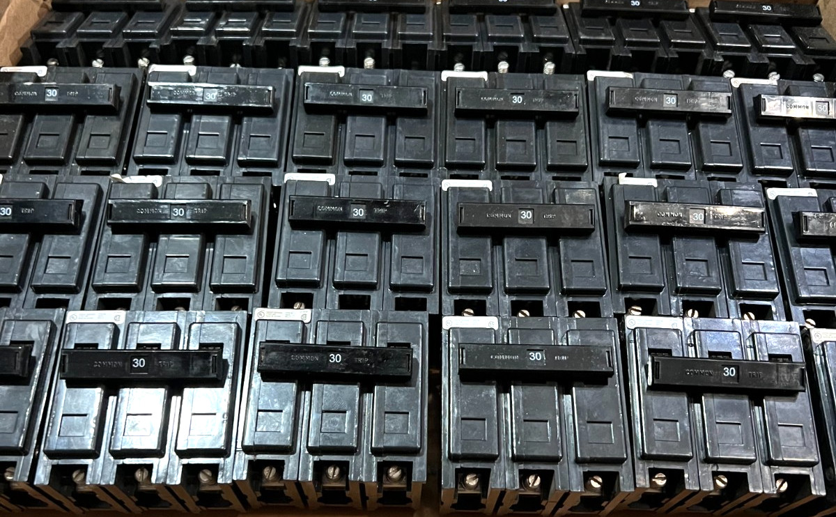 Square D QO2020 20 Amp 2 Pole Circuit Breaker Tandem Twin No Hook QOT2020 120V