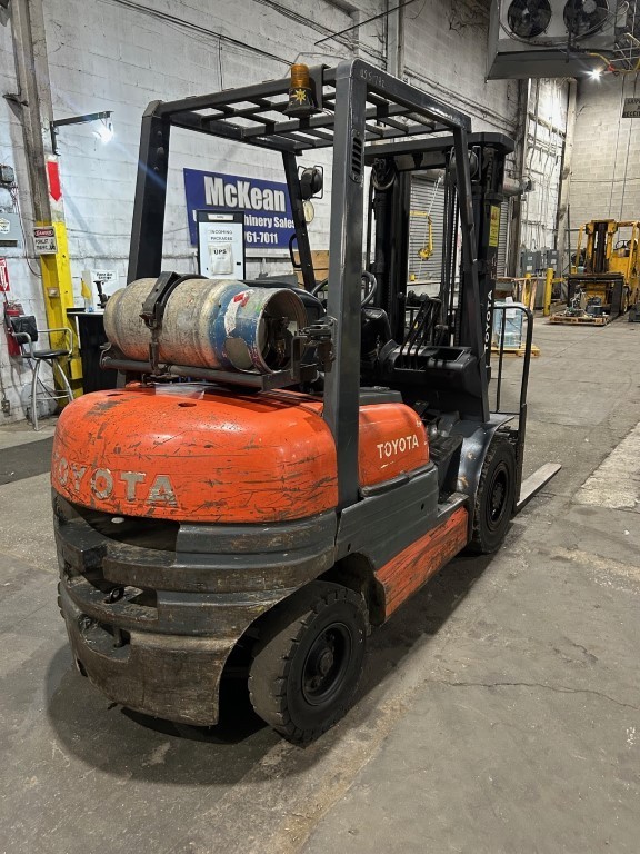 TOYOTA 42-6FGU25 5,000LBS. FORK LIFT -PROPANE, Side Shift, Solid Pneumatic Tires