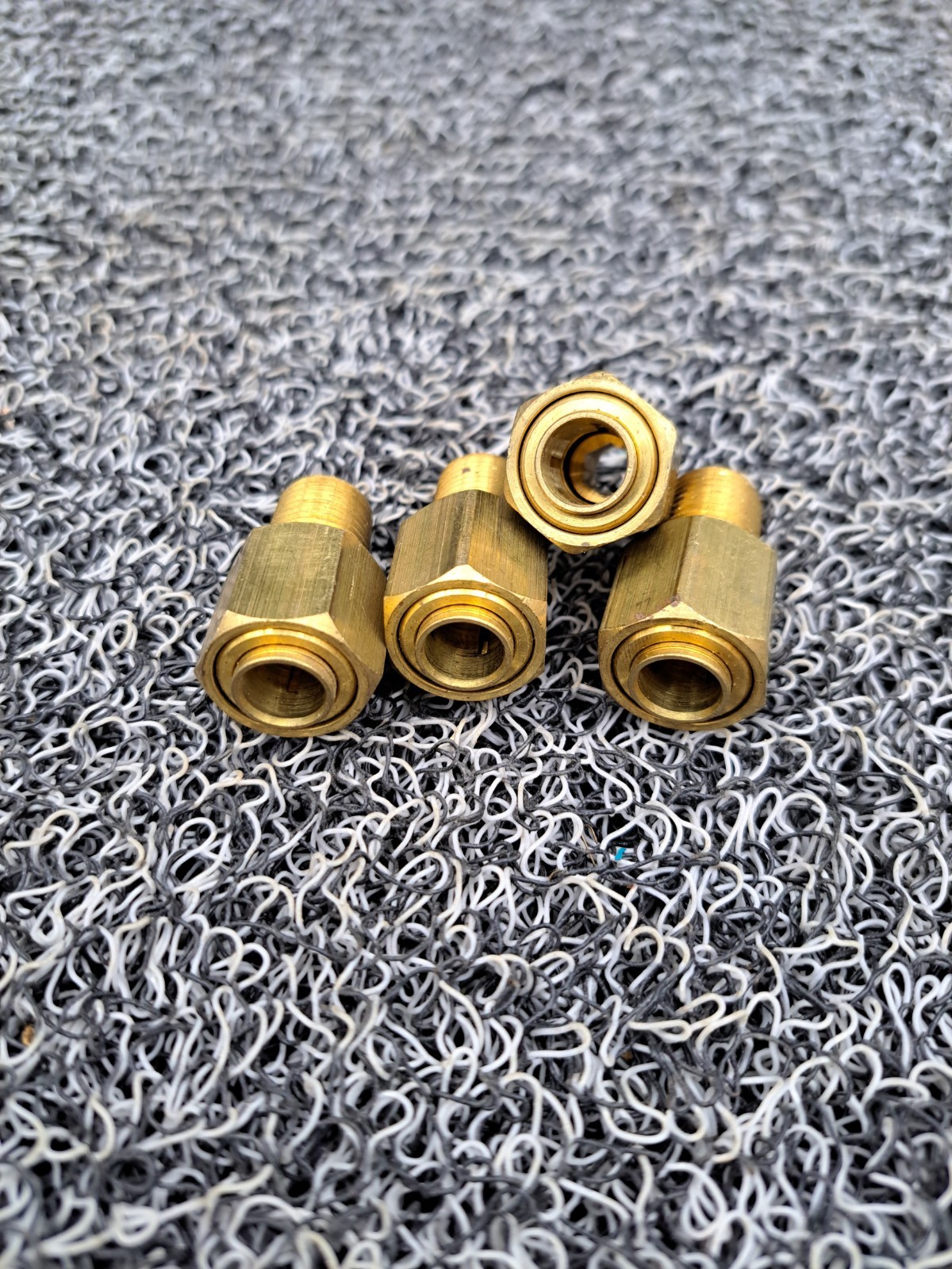 3/8″ Push-In x 1/4″ Male NPT Adapter Brass Lot of 4