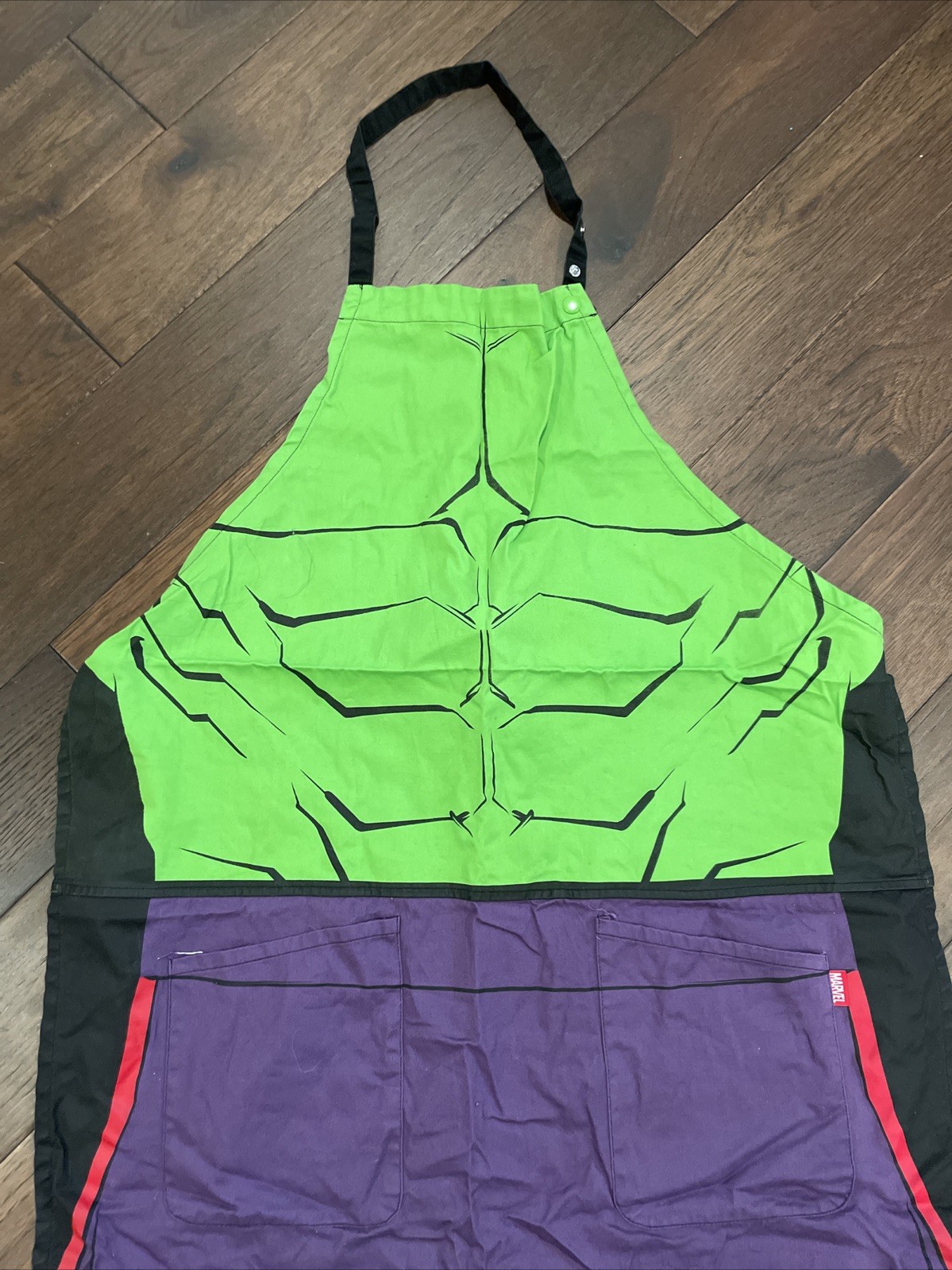 Marvel The incredible Hulk Adult Kitchen Apron Disney Store 38 1/2” H x 28 1/3″