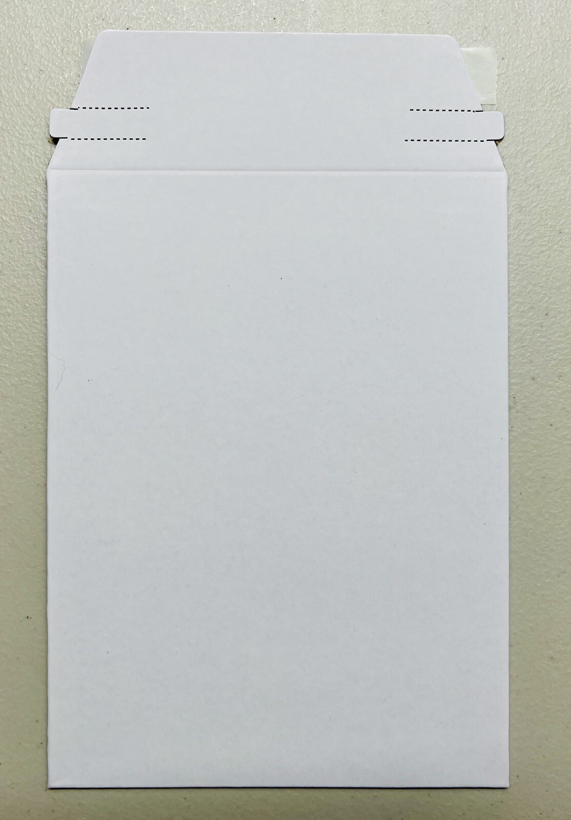 10 WHITE XTRA RIGID 6X8 CARDBOARD STAY FLAT MAILER’s 550 GSM SELF SEAL EASY-OPEN