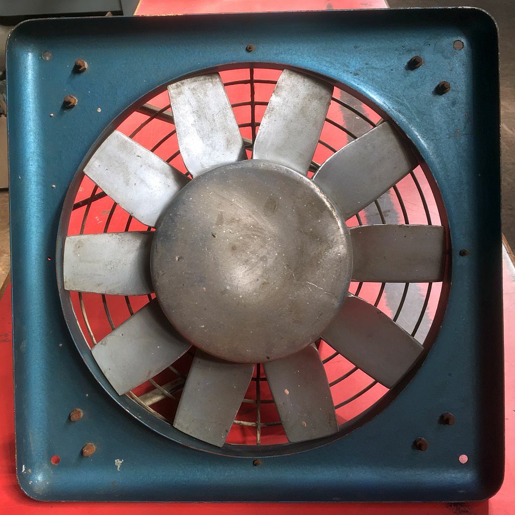 großer Industrie Ventilator | Axial Wandlüfter | Besel Motor | 44cm | Polen