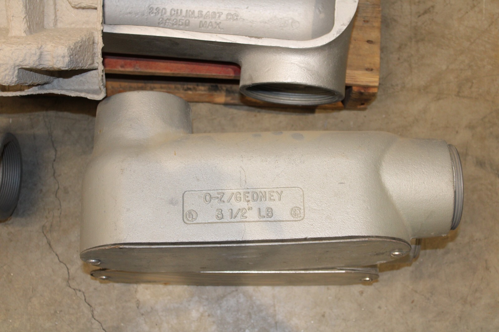 O-Z / GEDNEY 3.5″ LB W/ GASKETED COVER
