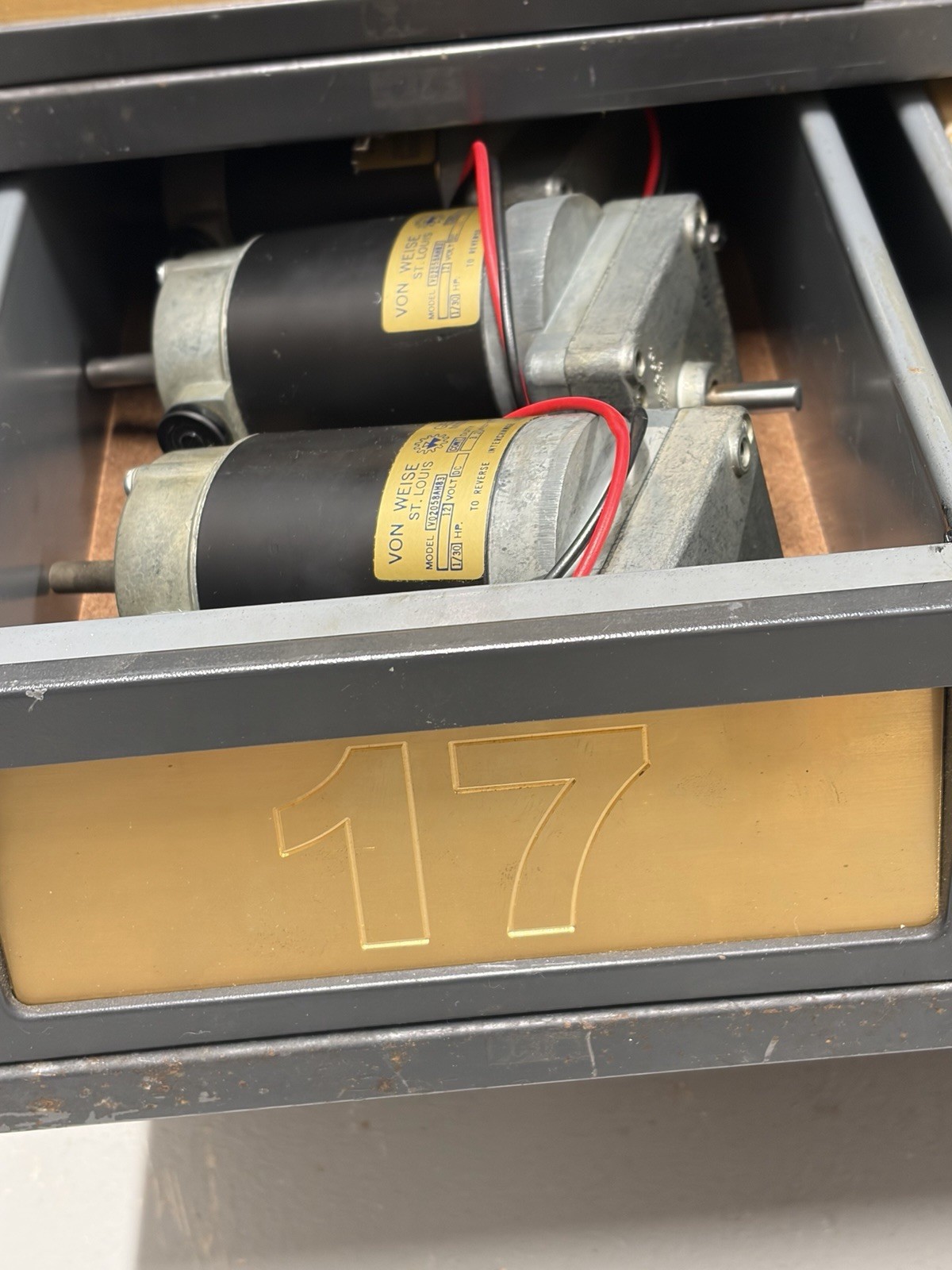 QTY 1 VON WEISE GEAR MOTOR 12 VOLTS 14:1 RATIO BOTH SHAFTS ARE 5/16″ DIAMETER