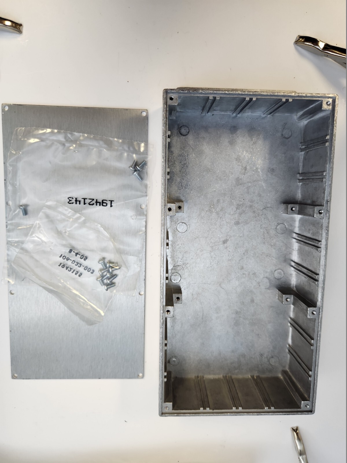 Pomona 5186 Die Cast Aluminium Box &cover Unpainted, 8.32X4.22X1.72, with screws