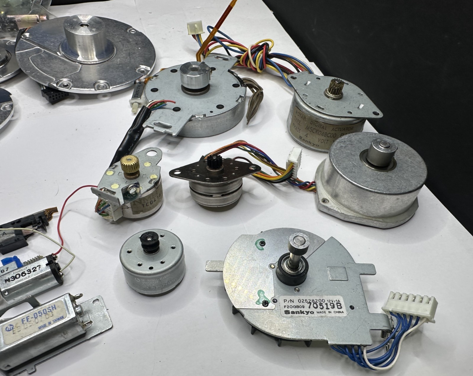 LOT OF 28 VINTAGE ELECTRIC MOTORS, VARIOUS SIZES – HOBBY ROBOTIC PROJECT PCS