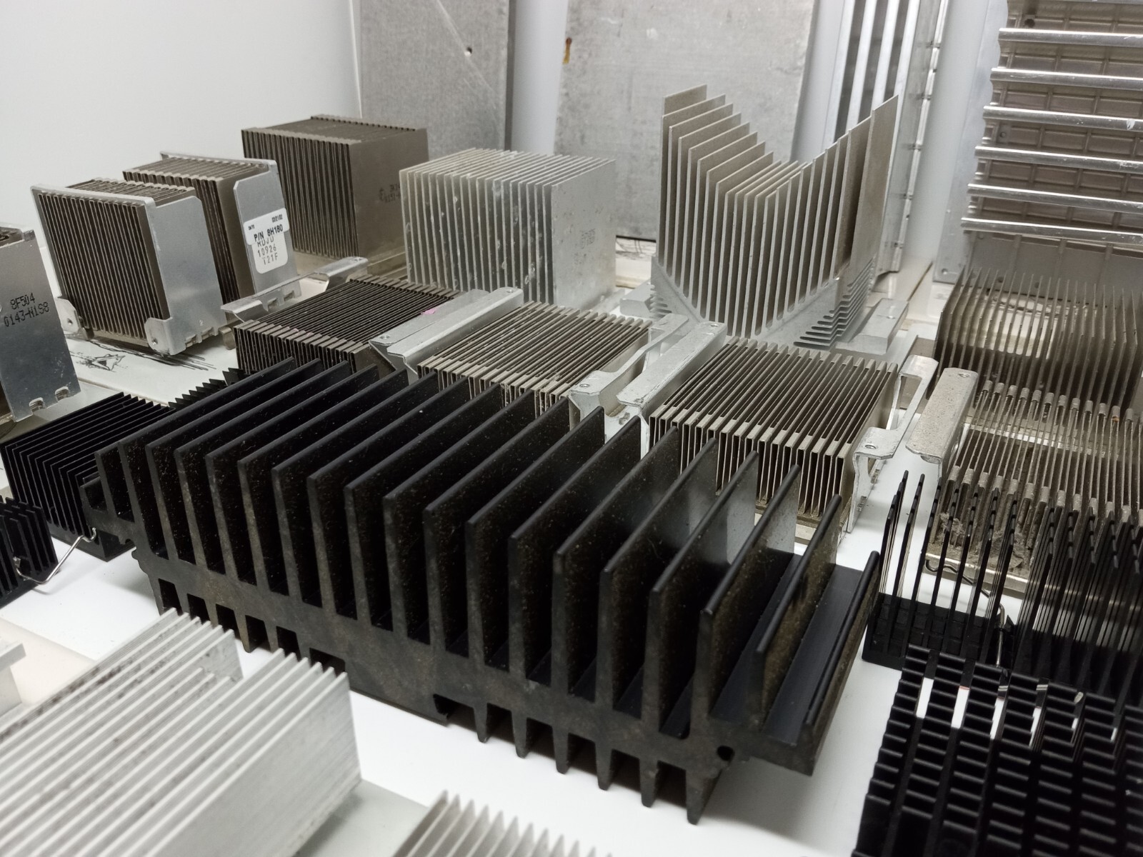 Lot Of 28 Vintage Computer Aluminum Heat Sinks Large & Small Variety 21 Lb 10 Oz