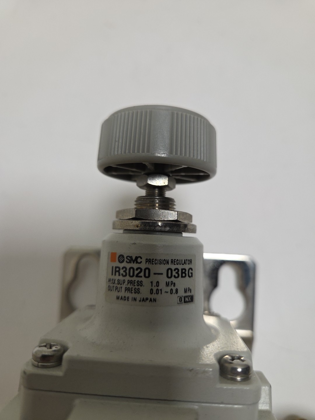 SMC IR3020-03BG Precision Air Regulator w/ Gauge & Bracket 0.01-0.8MPa