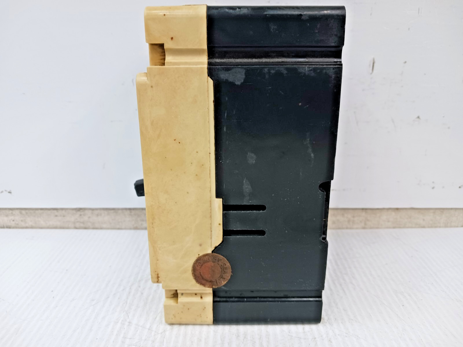 Cutler Hammer 15 Amp Circuit Breaker 3 Pole 480 VAC / 250 VDC 14kA EHD3015