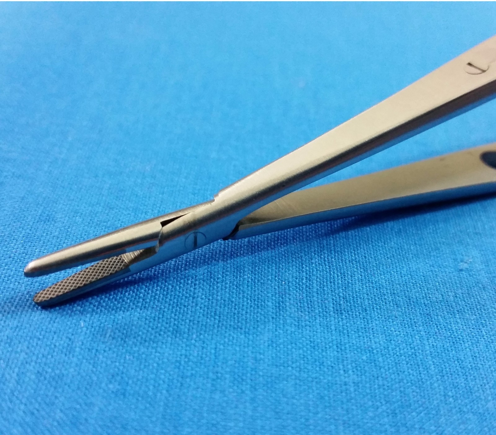 T/C CASTROVIEJO MICRO NEEDLE HOLDER 5.5″ STRAIGHT W/ TUNGSTEN CARBIDE INSERTS