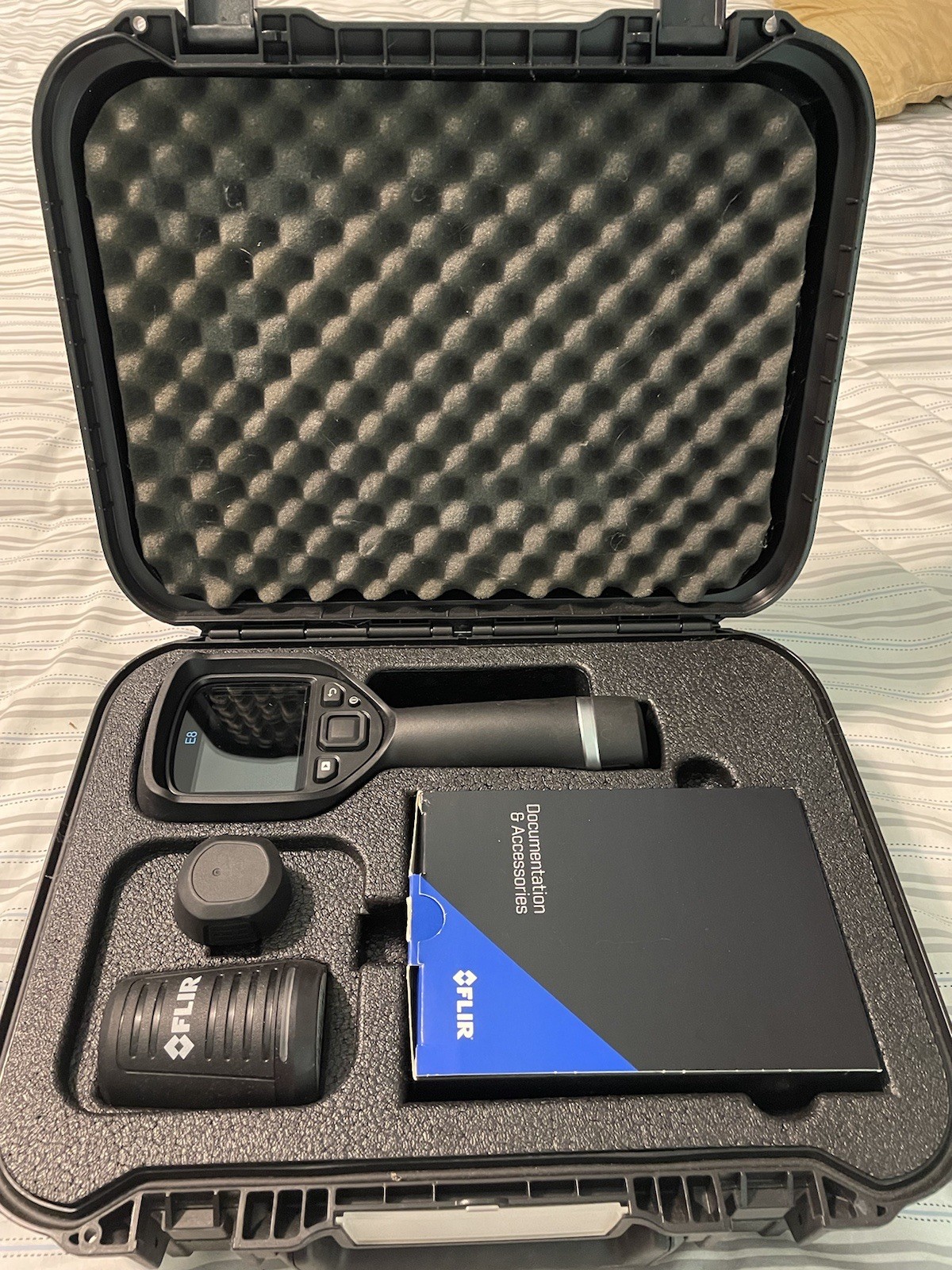 FLIR E8-XT Thermal Imaging Camera w/ Case and Accessories IR Scanner