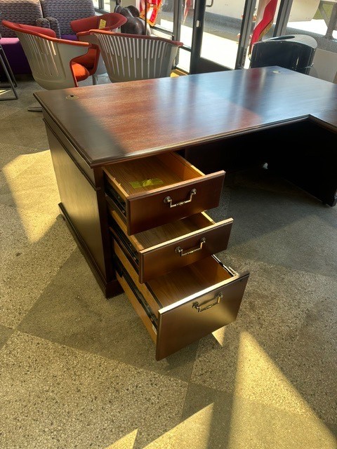 Executive traditional U Shape desk in Mahogany Wood Finish – right hand
