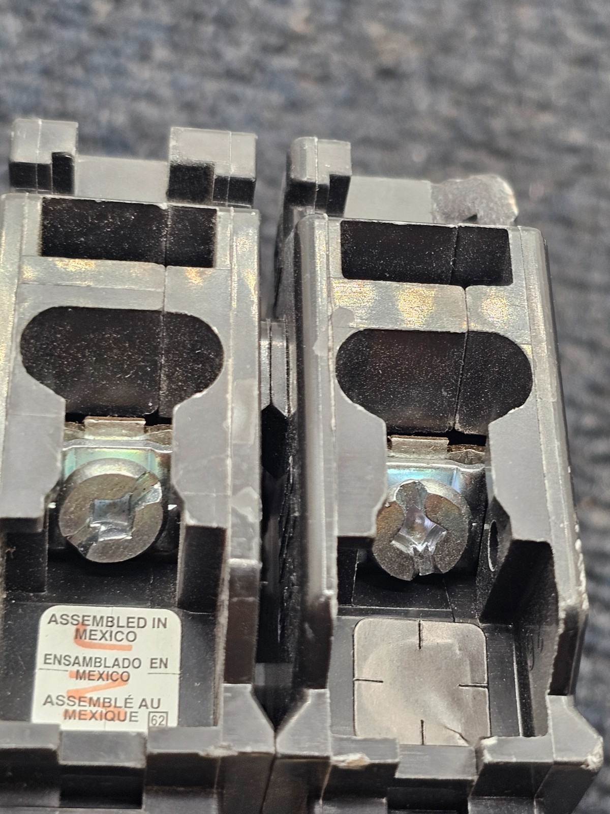( QTY 2 ) Square D HOM225: Circuit Breaker Plug-In 25 Amp 2 Pole 240 Vol