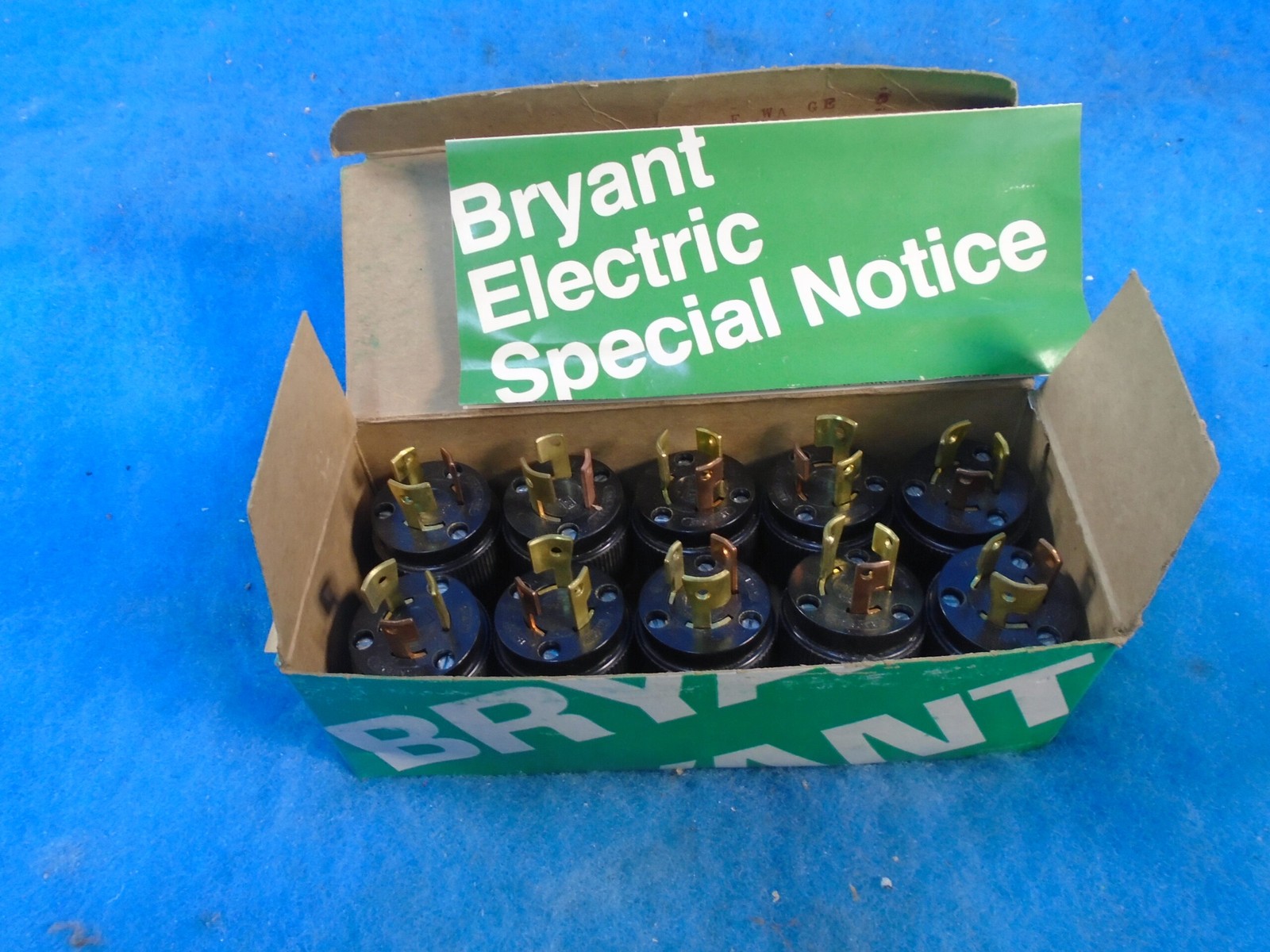 BRYANT LOT OF 10 NOS LOCKING PLUG (BLACK) PHENOLIC METAL CORD CLAMP 7558 15A 125