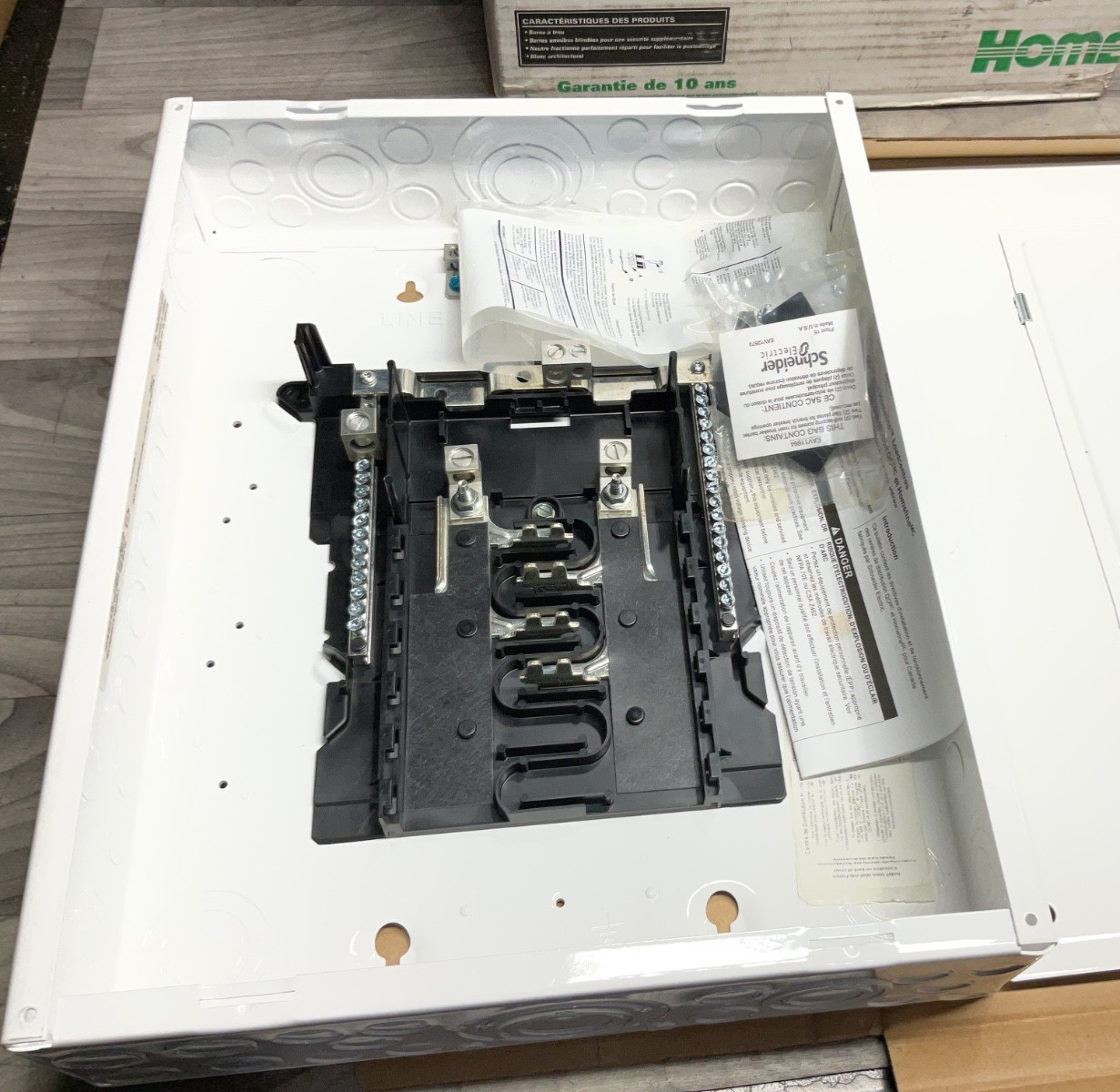 SCHNEIDER INDOOR ELECTRIC BOX 125A 8 SPACES 16 CIRCUITS 120/240V #300H105PR8