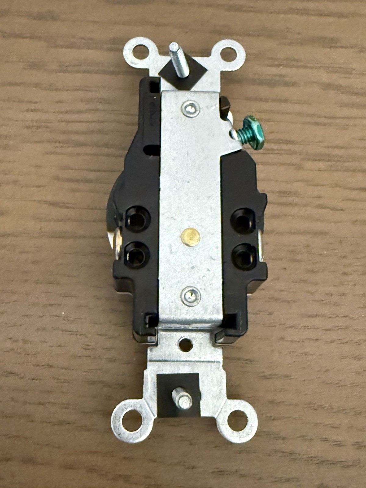 New Leviton 5015-W Single Receptacle White Back Side Wired GRD 15A-125V Spec