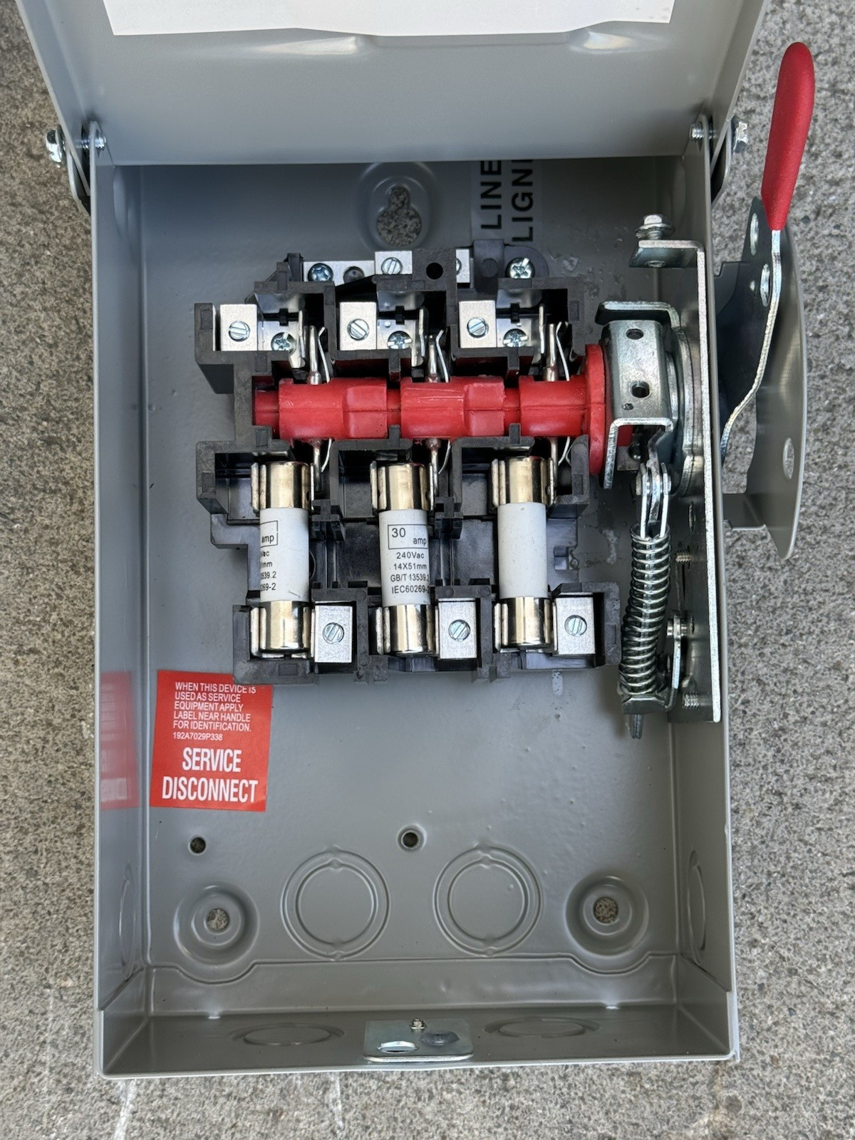 Enclosure 30 Amps Safety Disconnect Switch 240VAC-250VDC 3-poles Fuseable NEM 3R