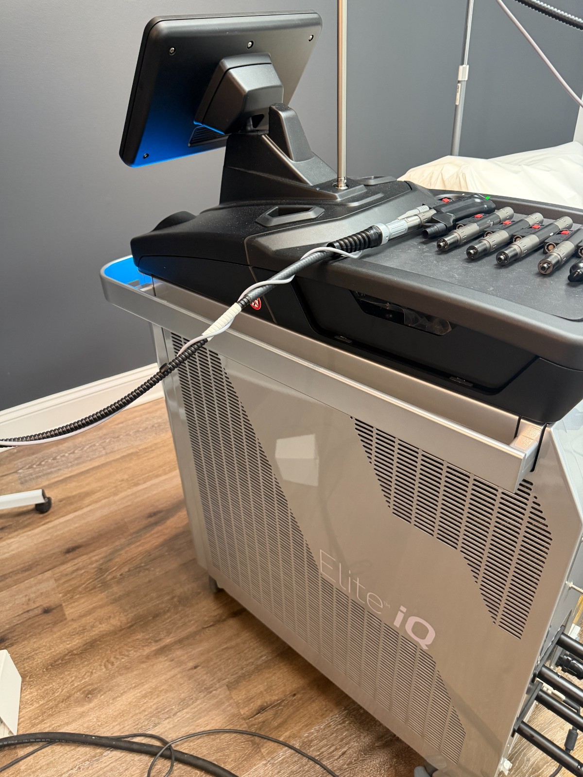 2021 Cynosure Elite iQ Alex/YAG Laser System Low Pulse Counts w/ Zimmer