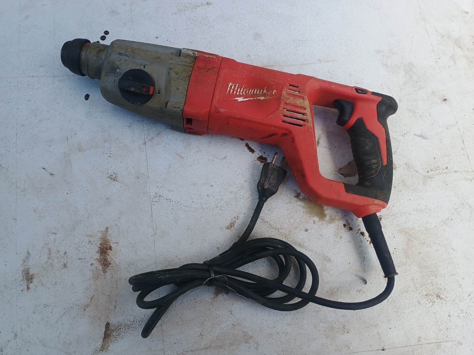 Milwaukee 5262-21 120V 1″ SDS Plus Corded D-Handle Rotary Hammer, 8 Amp 1500 RPM