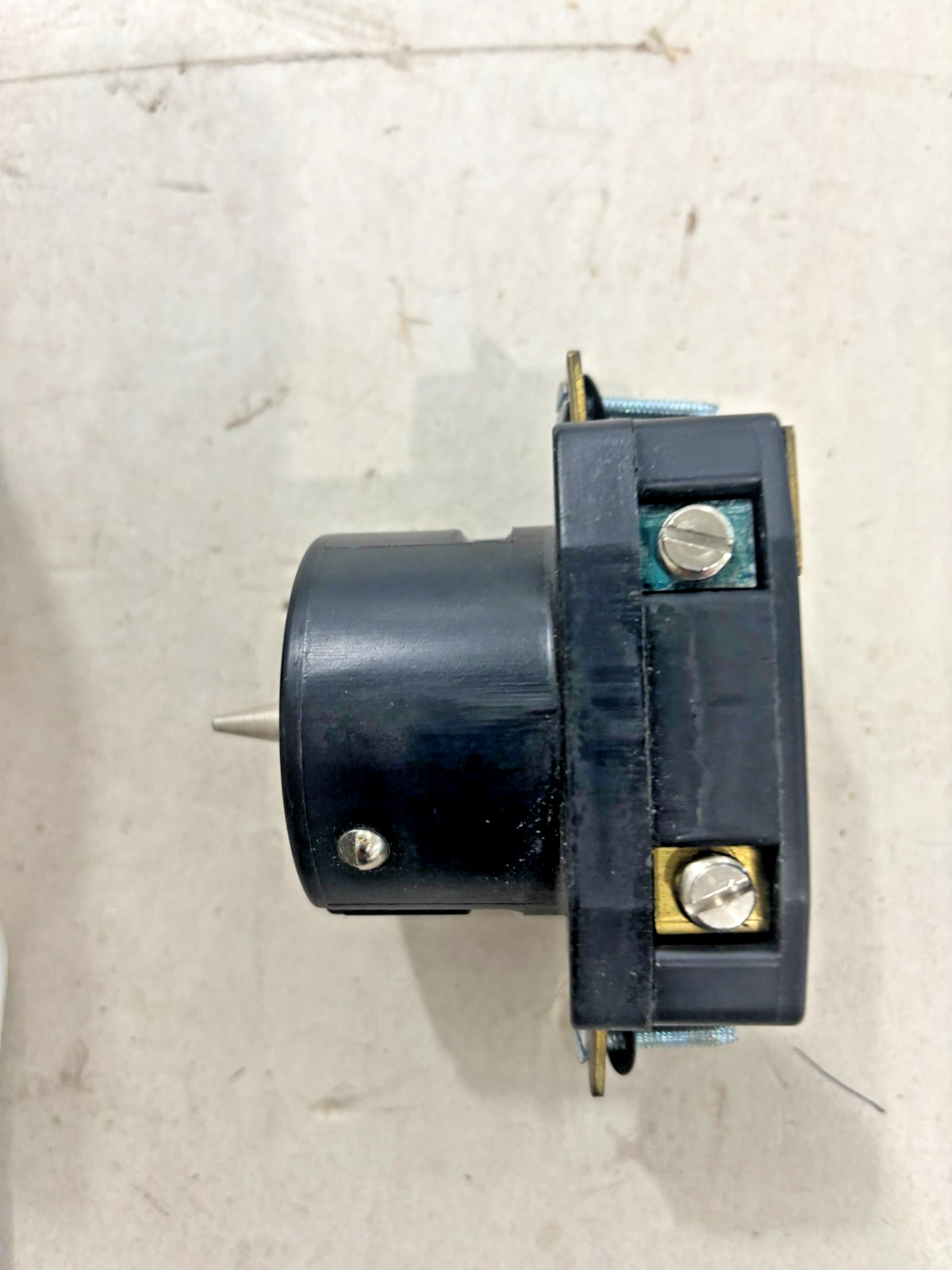 Leviton CS81-69 50A 480V 3 Pole 4 Wire Locking Receptacle – New