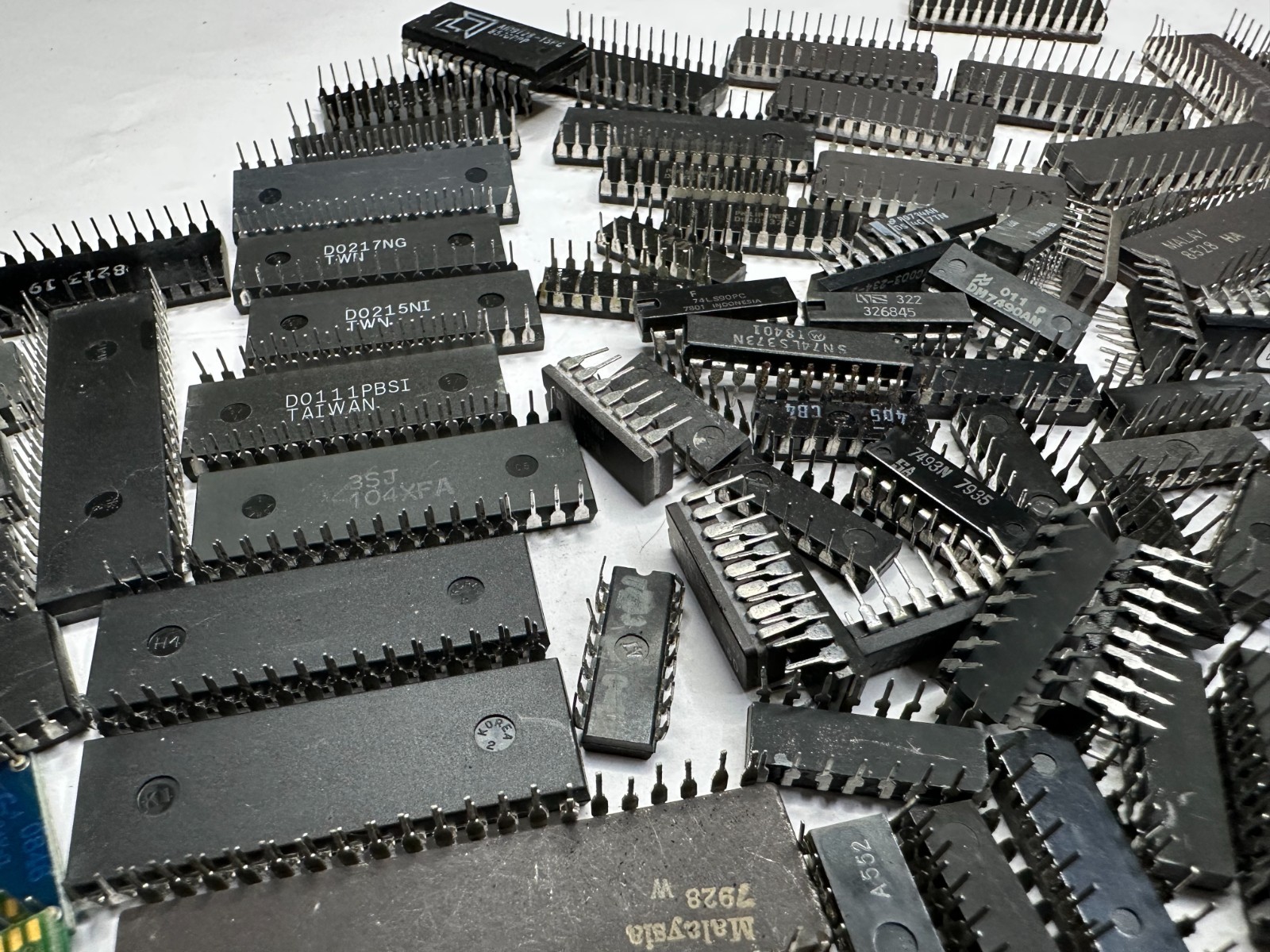 VINTAGE BIOS, FIRMWARE, EPROM ETC. IC Lot Of 190Pcs, AS-IS UNTESTED, Gold Scrap