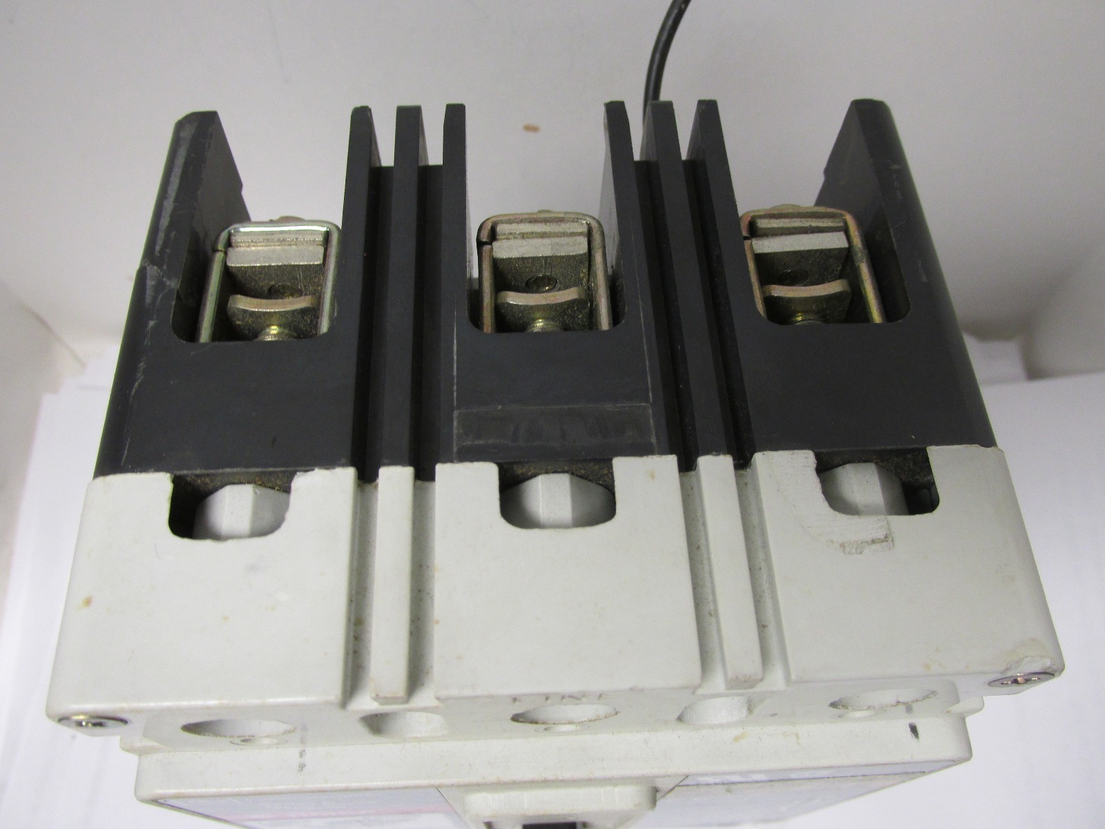 * CUTLER HAMMER 3 POLE 7 AMP HMCP007C0C CIRCUIT BREAKER W/AUX …….. VA-135A
