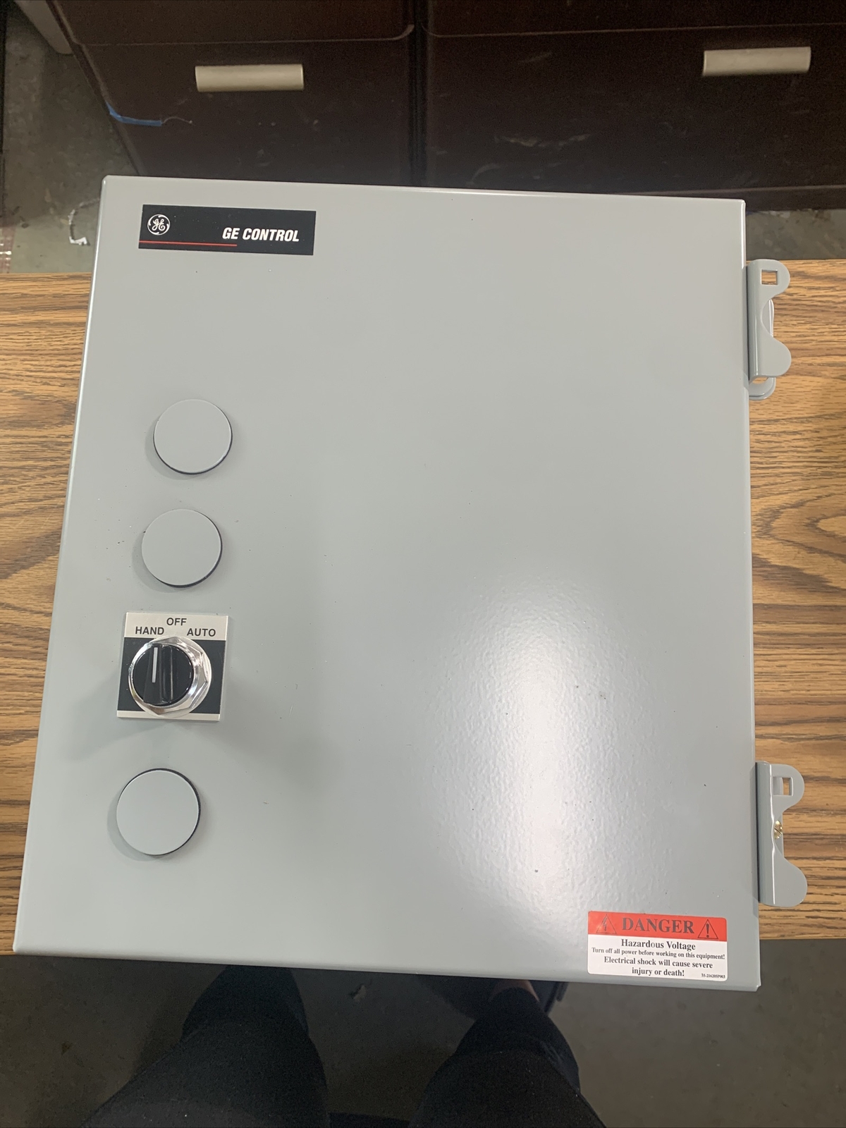 General Electric 463L60AJA14A1 lighting contactor electrically held