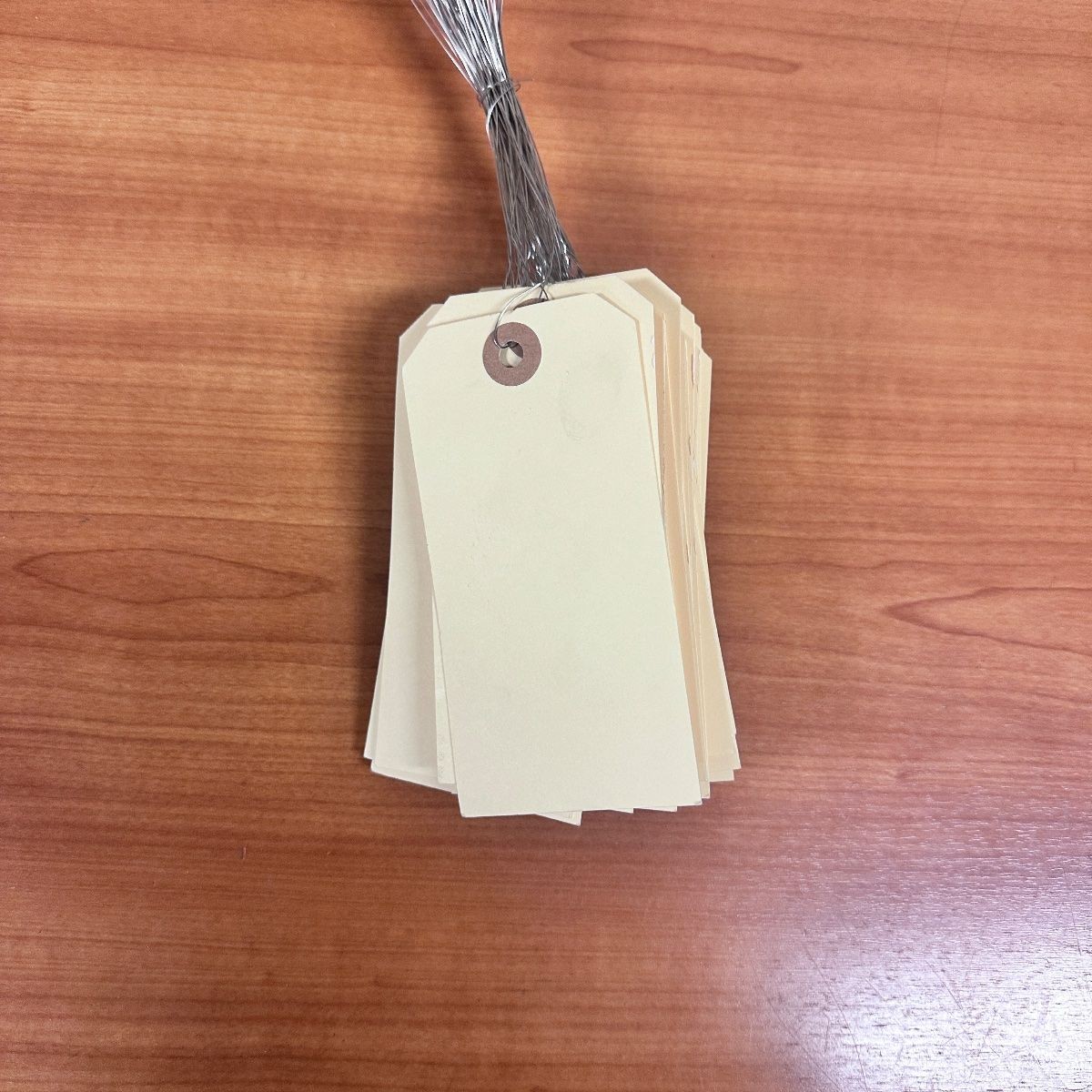 Manila Shipping Tags Pre-Wired 4.75″ x 2.375″ 13 Pt – Box of 900 Tags