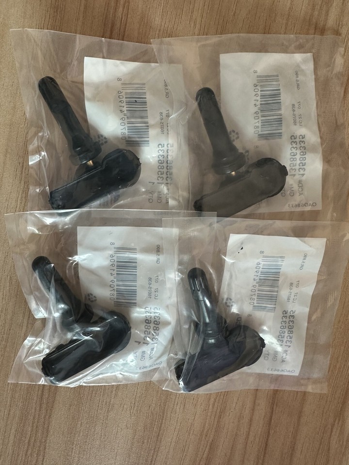 4x Genuine 13586335 TPMS Tire Pressure Monitoring Sensor GM Chevy GMC Buick