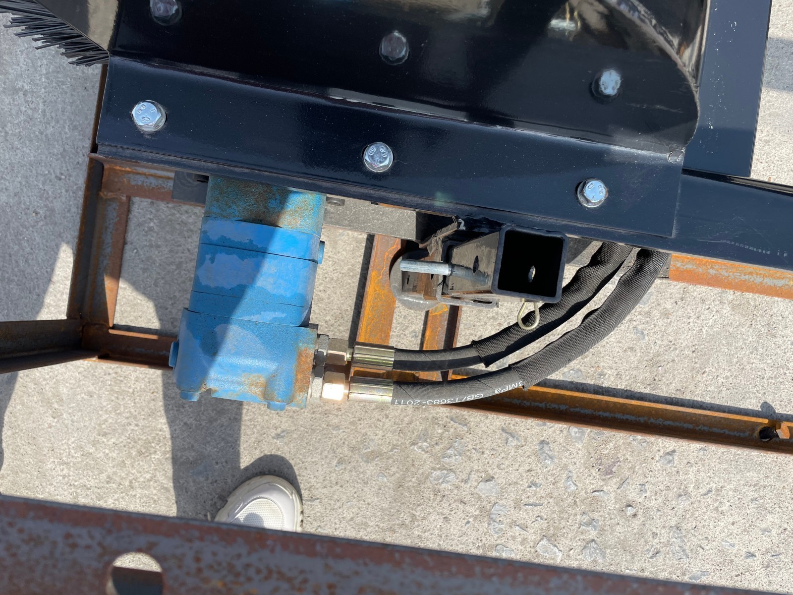 AGT 72″ Skid Steer Hydraulic Broom Sweeper Angle Brooms Attachment 16-21 GPM