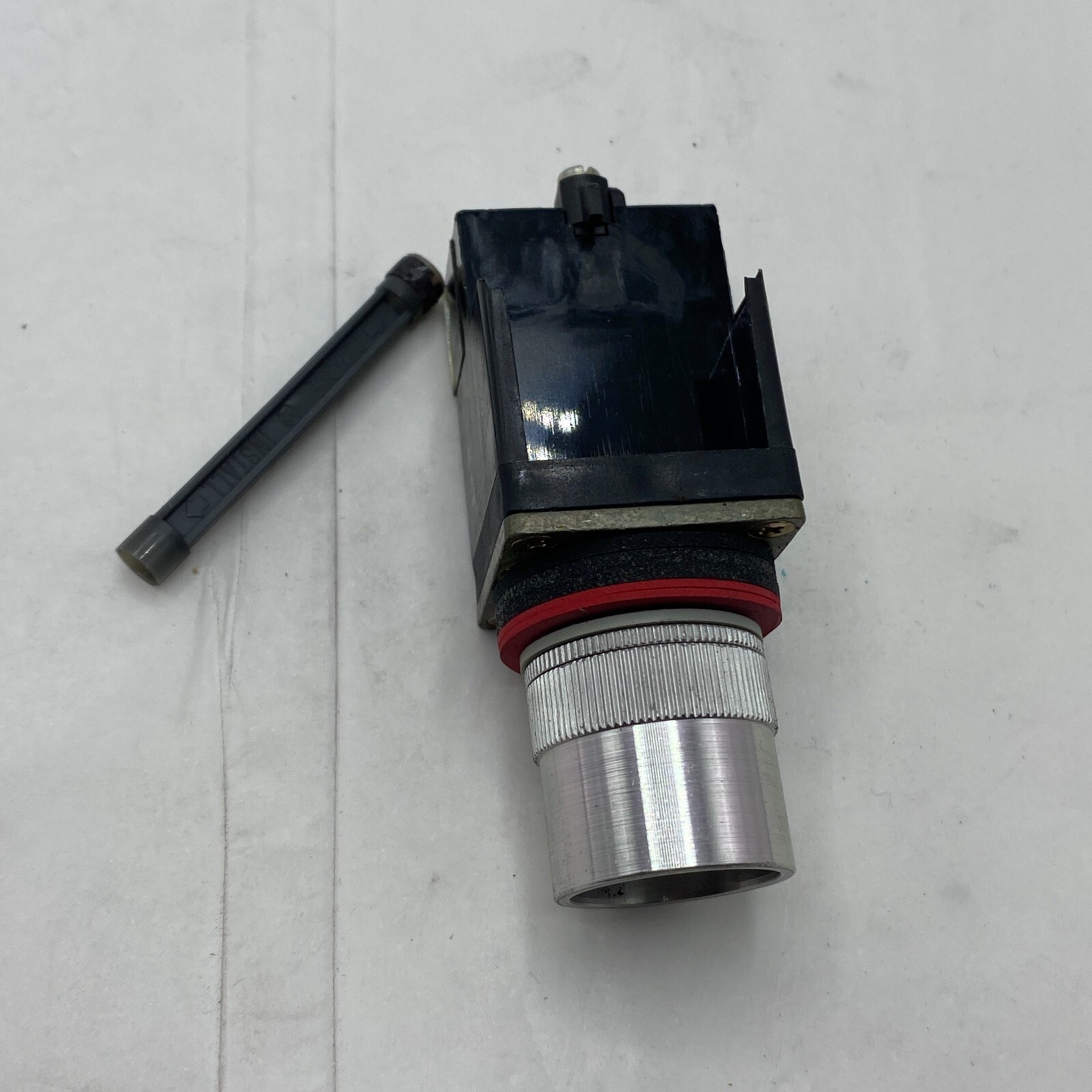 ALLEN BRADLEY AB 800MR-QA24 FLUSH MOUNT PUSHBUTTON 800M-XA NEMA A300 110-300V