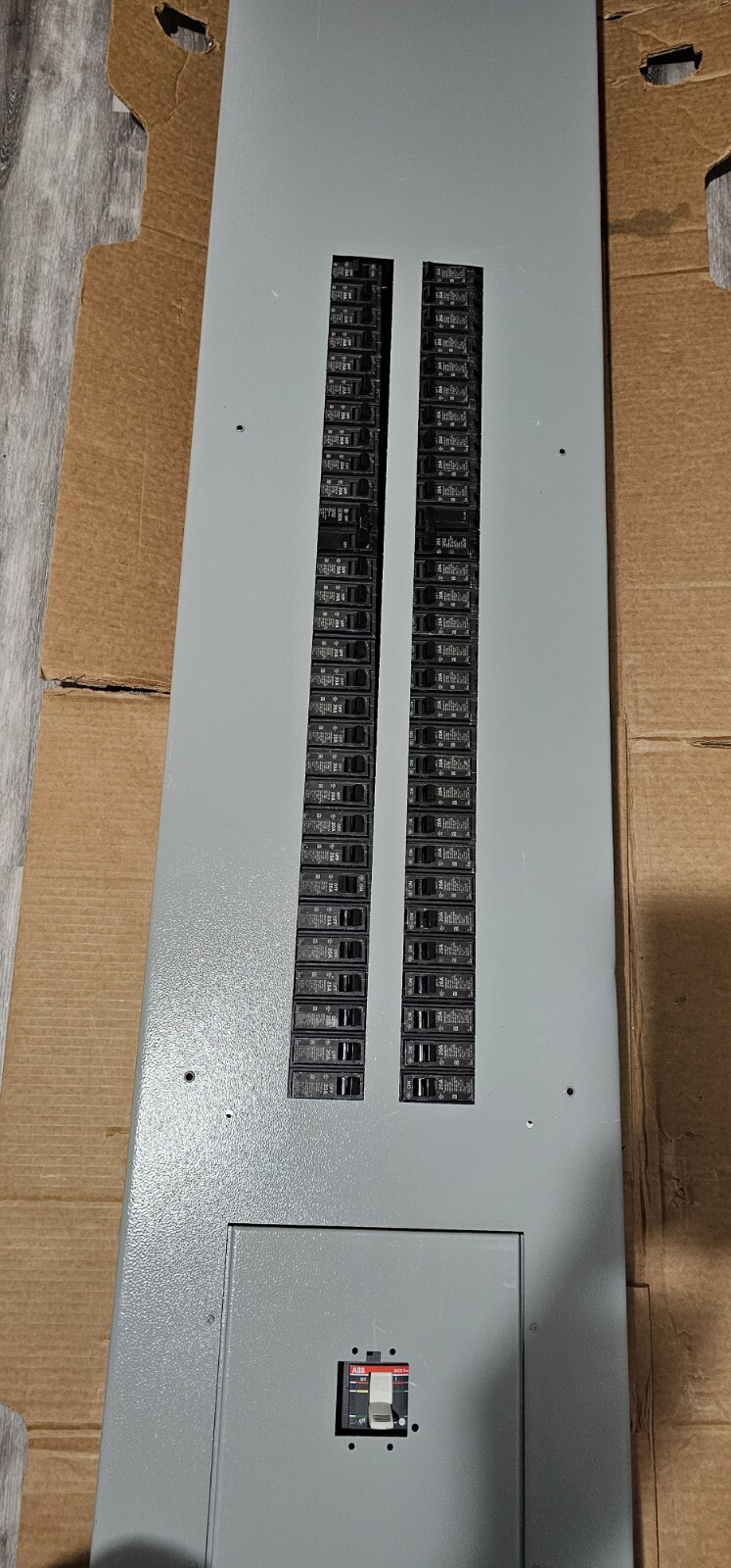 250 AMP main breaker panel with 56 circuits GE Relia GearLighting Panel interior