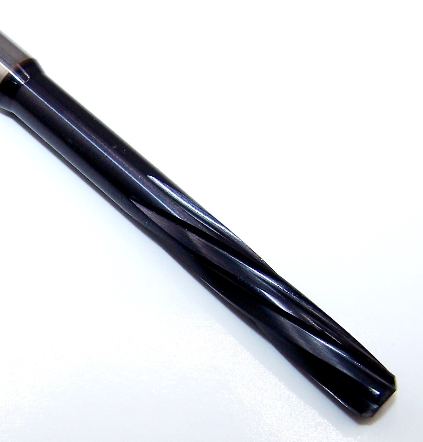 6.70mm (.2638″) CARBIDE REAMER 2.32″ REACH AlTiN KYOCERA MR86-2638L1024