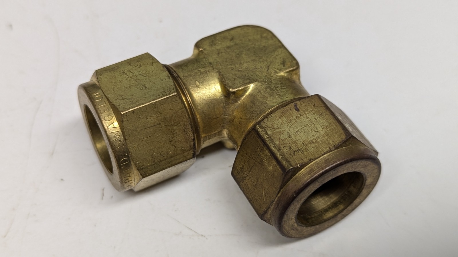 NOS Swagelok 5/8″ Brass 90° Elbow Union Fitting, B-1010-9