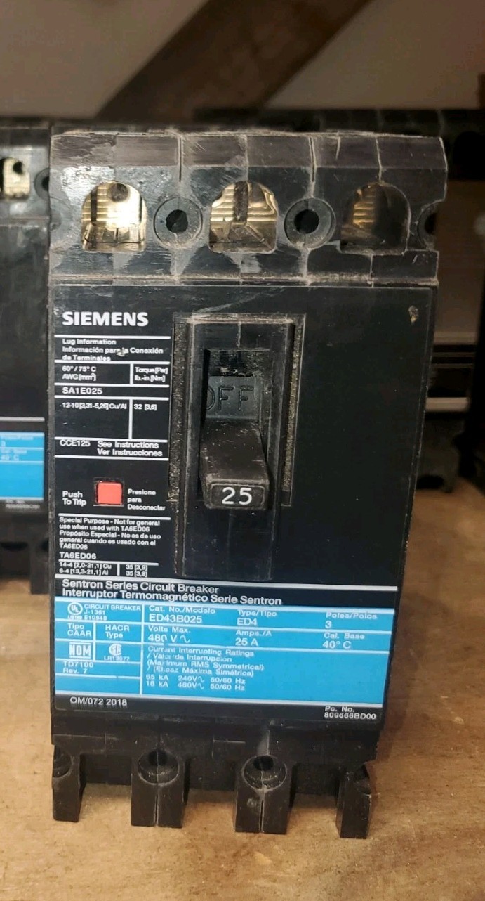Siemens Sentron ED43B025 Circuit Breaker 25A 3-Pole 480V AC Trip Indicator