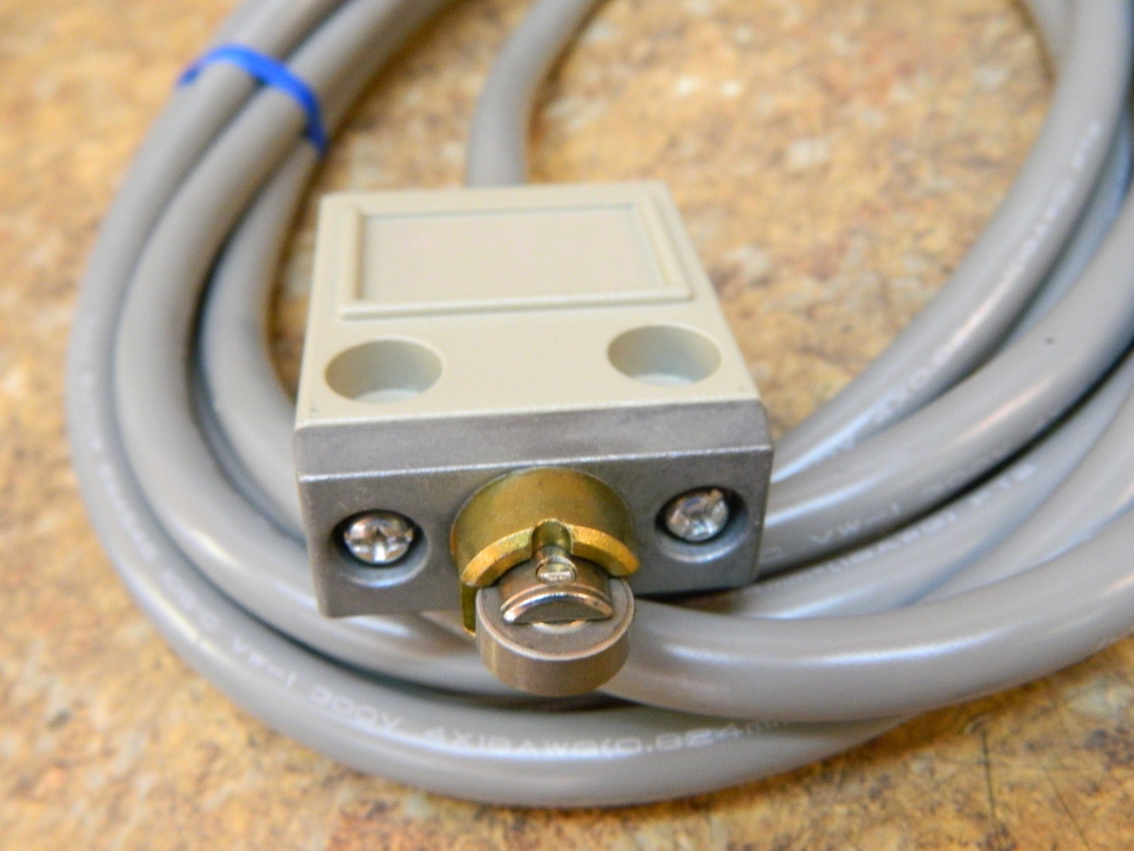 OMRON D4C-1602 Limit Switch Roller Plunger SPDT NO/NC 9′ Cable