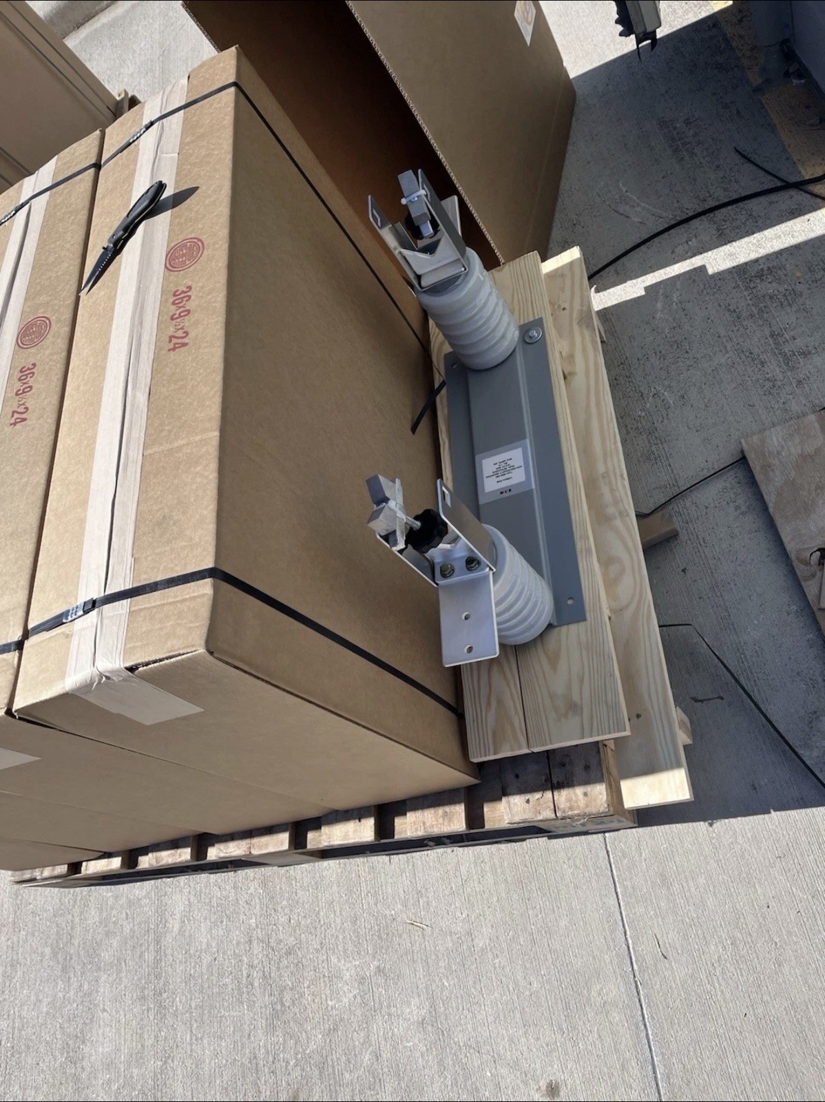 Eaton 15kV RBA-400 Outdoor Disconnect Mount Assembly 400A – NEW