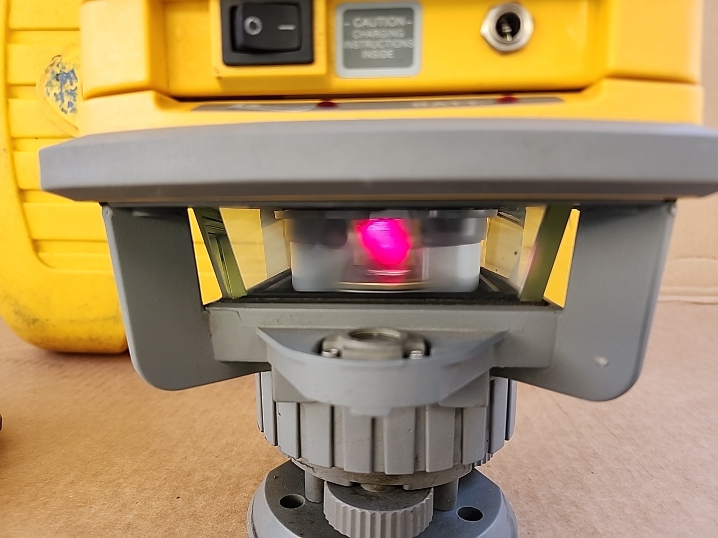 SPECTRA PRECISION LASER LEVEL LL500 W/ HR550 RECEIVER ( Free Shipping)