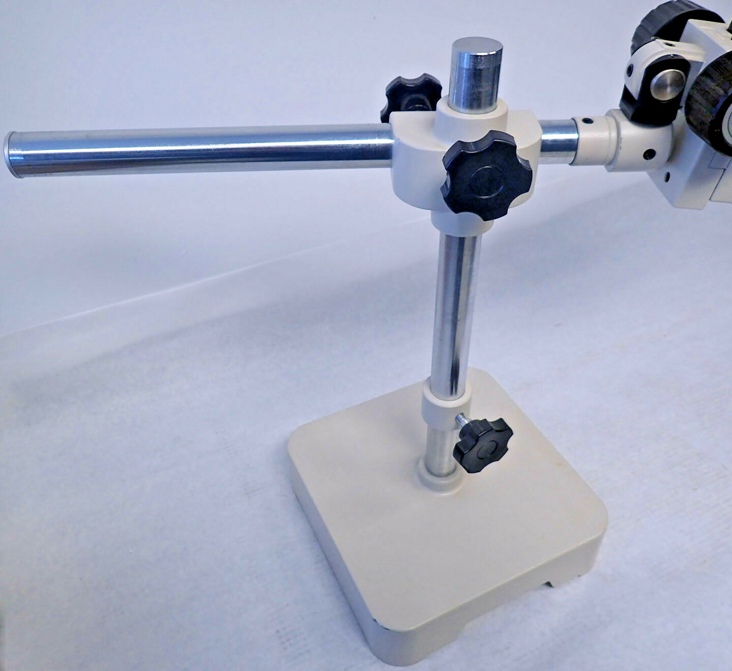 NIKON SMZ-1B STEREOSCOPIC MICROSCOPE WITH STAND, 2 EYEPIECES, AS DESCRIBED