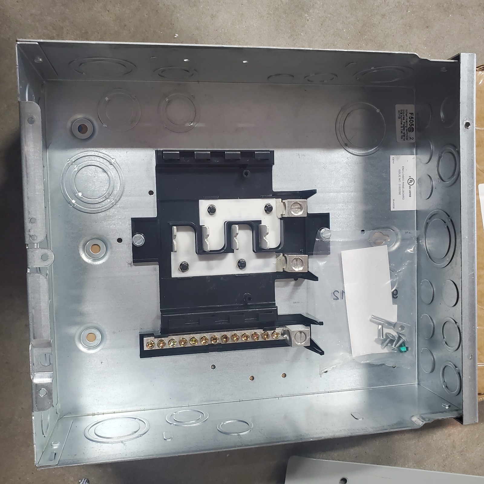 Eaton BR816L125FDP Eaton Indoor Main Lug 125A 8-Spaces 16-Circuits