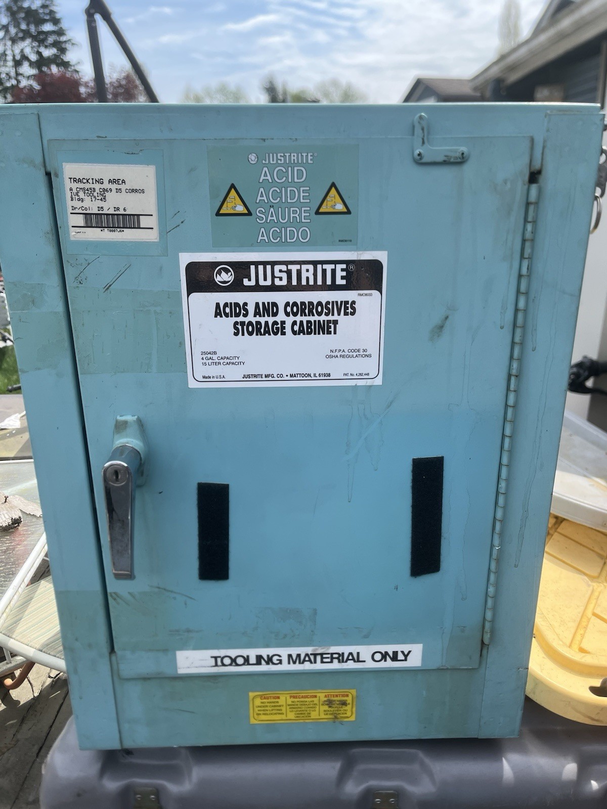 1 USED JUSTRITE 25042B 4-GAL ACID AND CORROSIVES CABINET