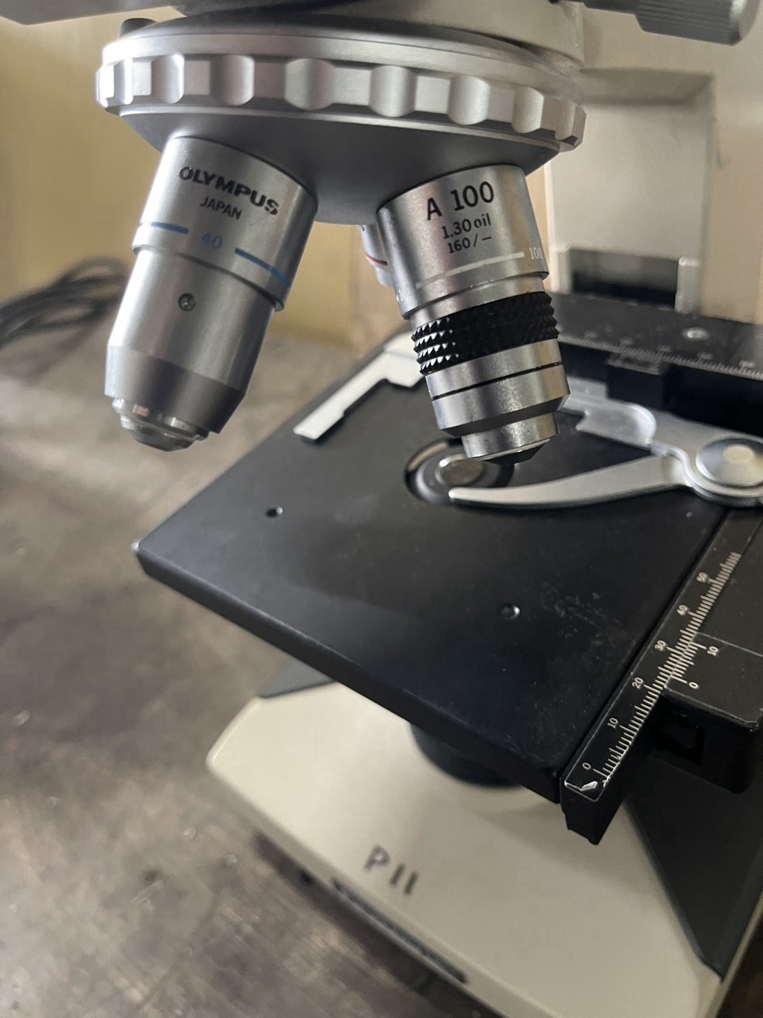 Olympus CH2 Binocular Microscope w/ 4x 10x 40x 100x Objectives Mechanical Stage