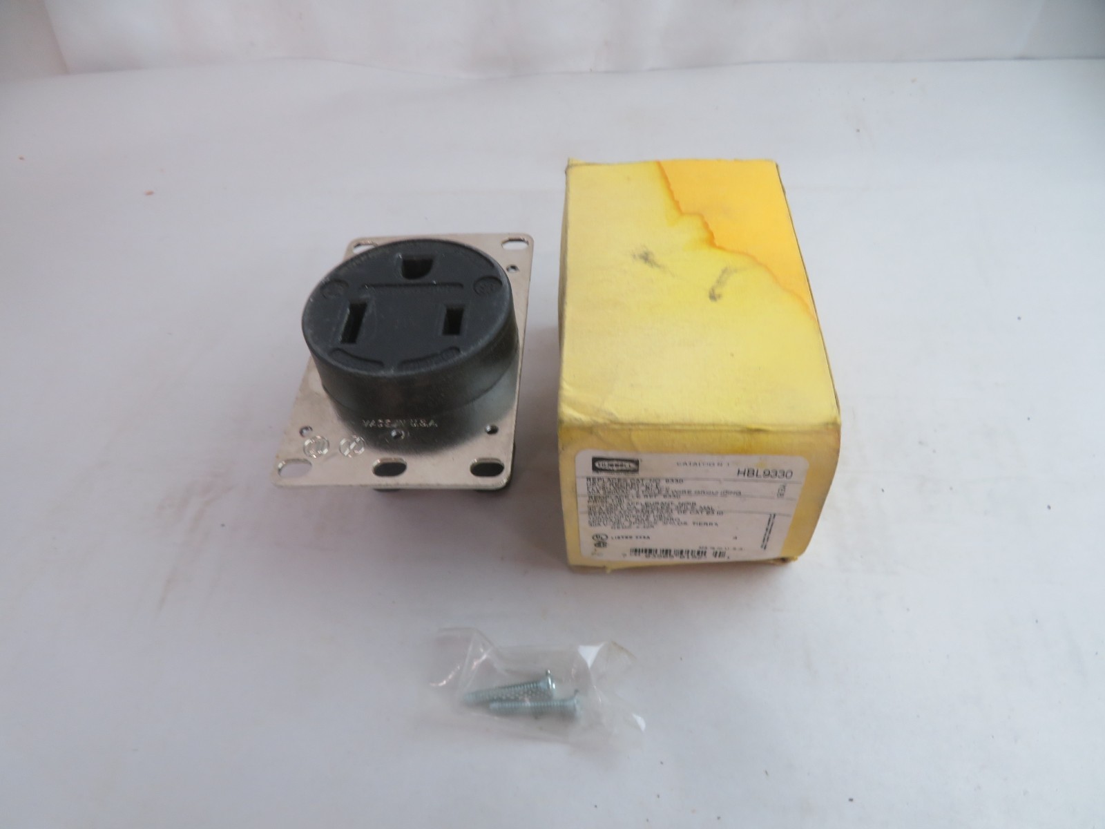 Hubbell HBL9330 Flush Mount Receptacle Black