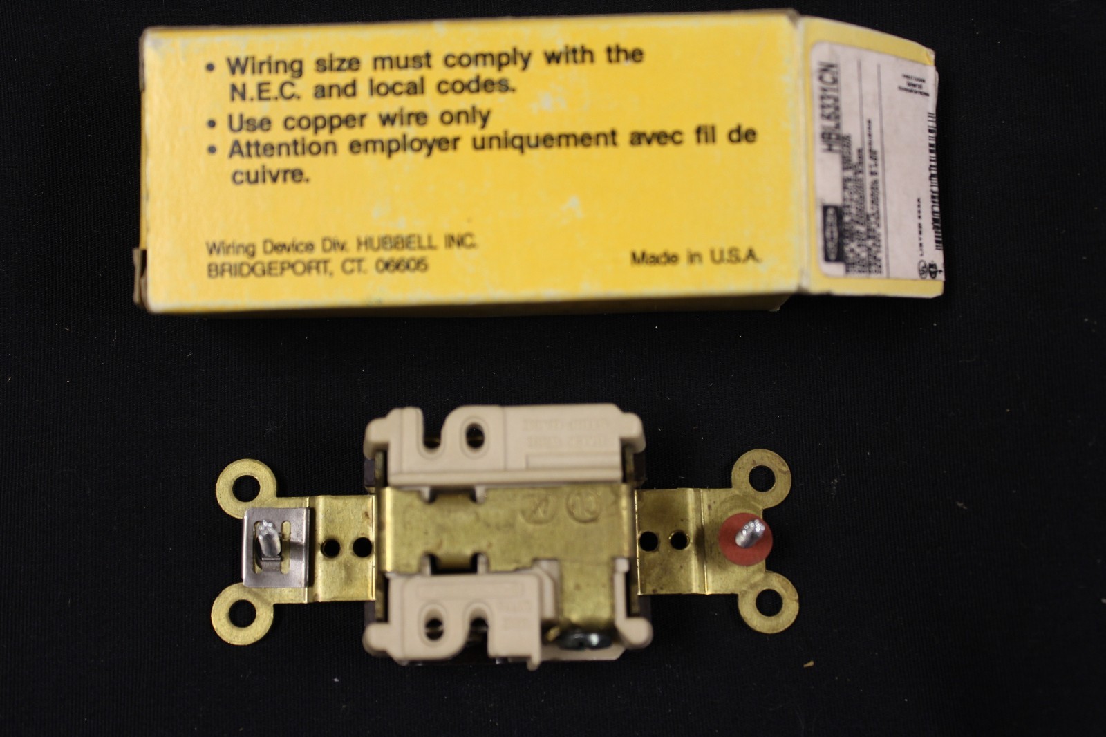 New Hubbell HBL6331CN Receptacle, Side and Back Wired, 20A, 125V, Canadian 5-20R
