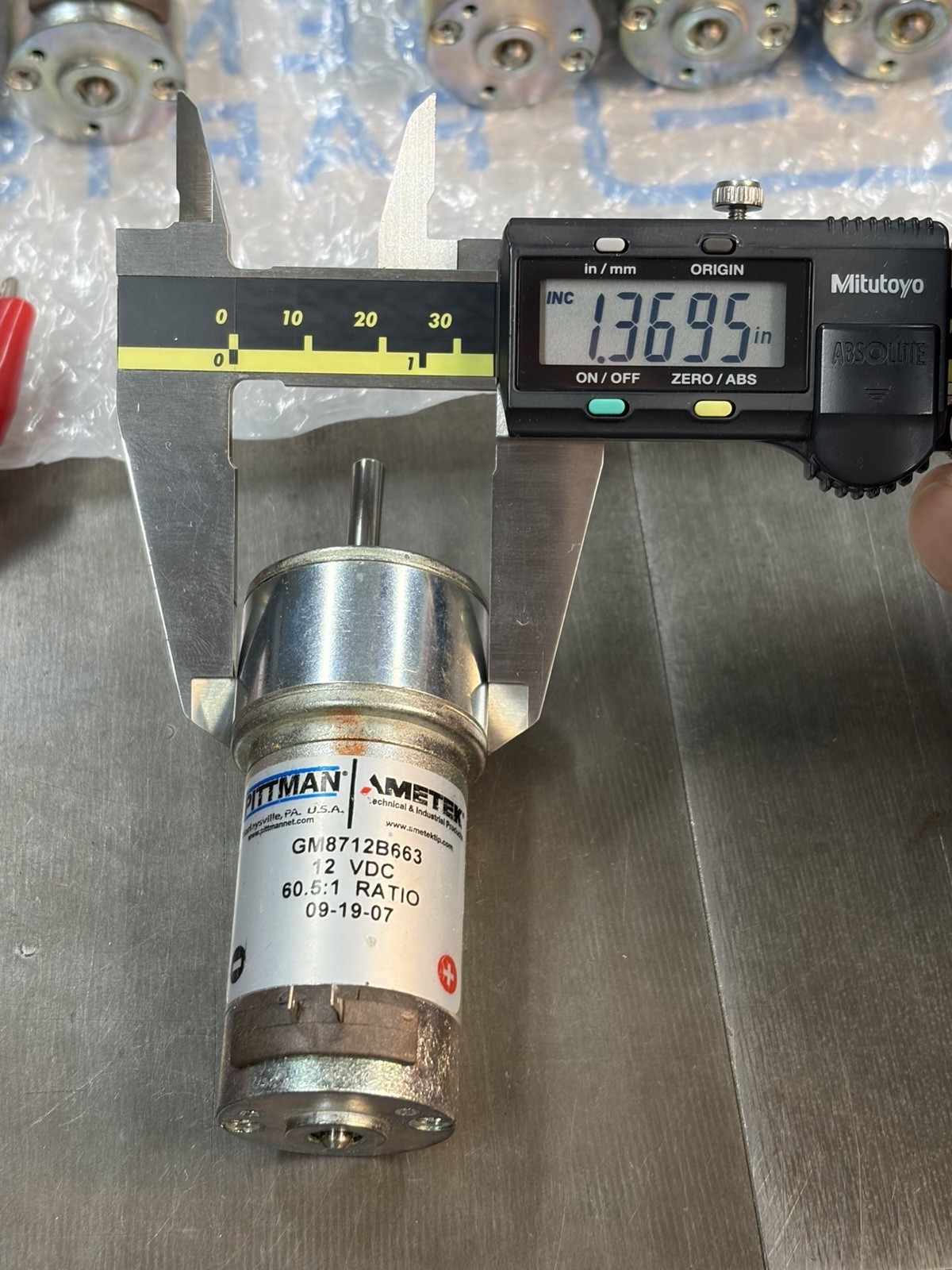 QTY 1 PITTMAN GEAR MOTOR 12 VOLTS 60.5:1 RATIO 3/16” SHAFT WITH FLAT CLEAN