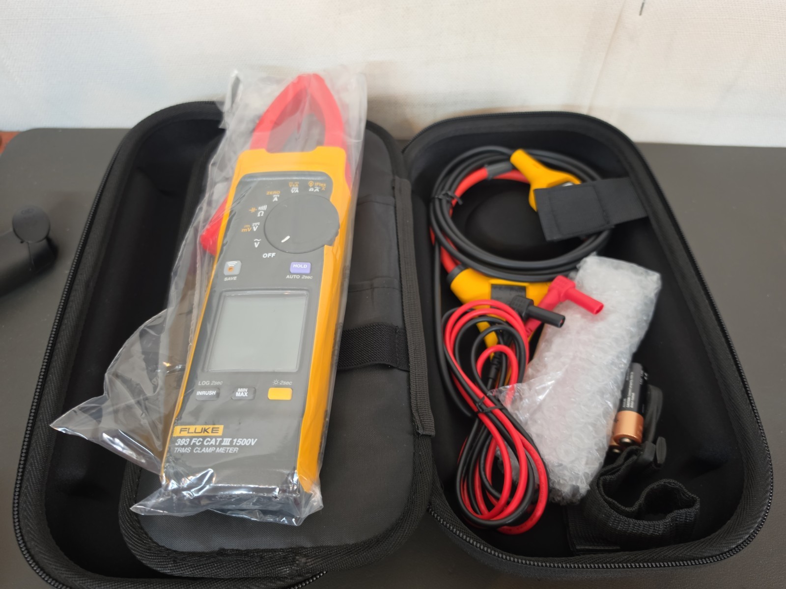 Fluke 393 FC compact True RMS clamp meter, rated for 1500V CAT III IP54 New
