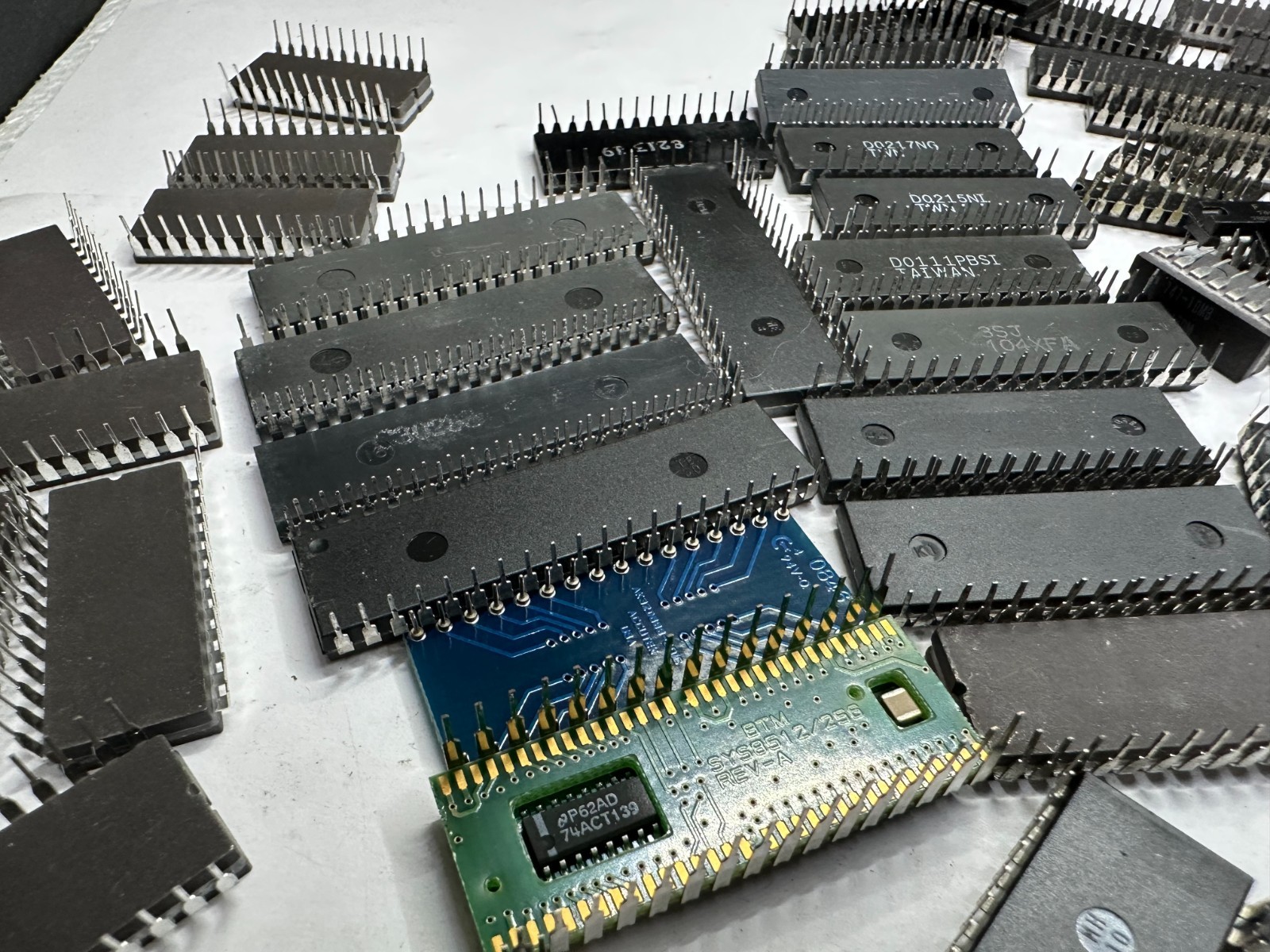 VINTAGE BIOS, FIRMWARE, EPROM ETC. IC Lot Of 190Pcs, AS-IS UNTESTED, Gold Scrap