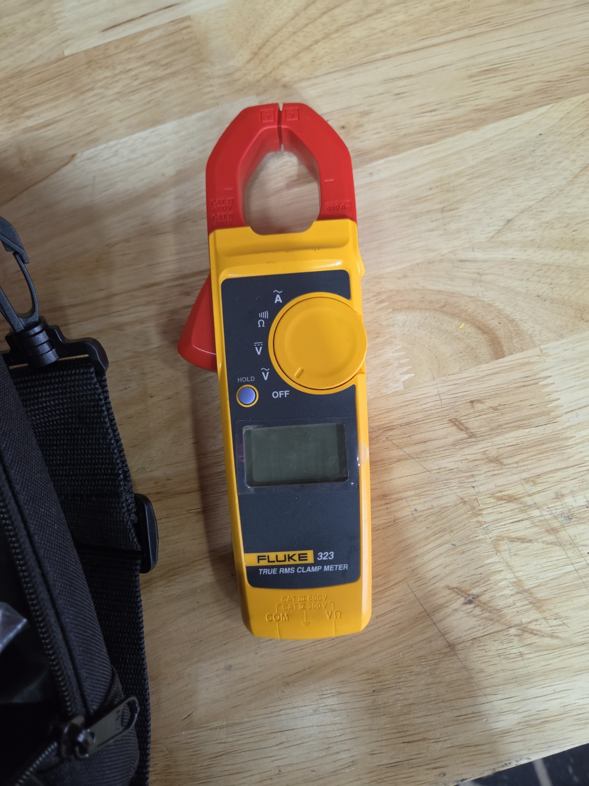Fluke 323 True RMS Clamp Meter w/Fluke Leads & Case