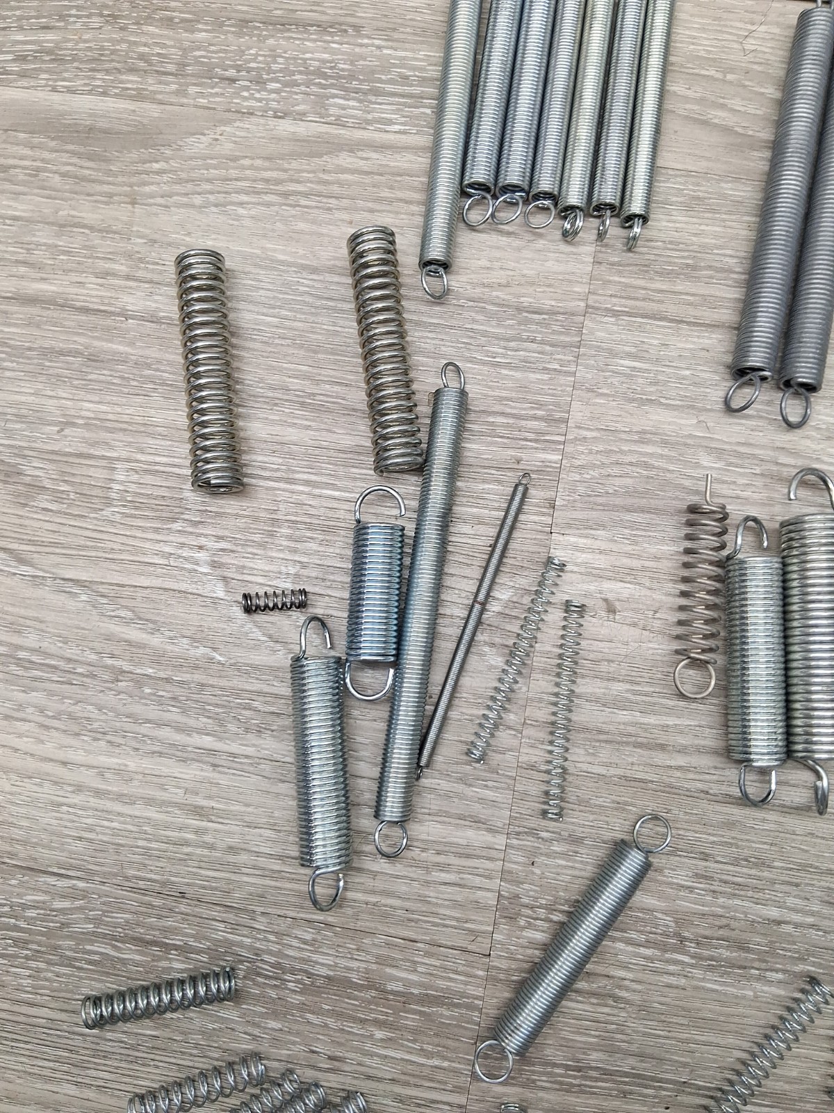 Assorted Springs 80 Pieces As Shown Various Sizes And Thickness ( Read Descripti